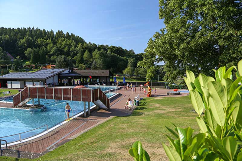 Prachtregion-Floh-Seligenthal-Schwimmbad-Struth-c-Tourist-Info