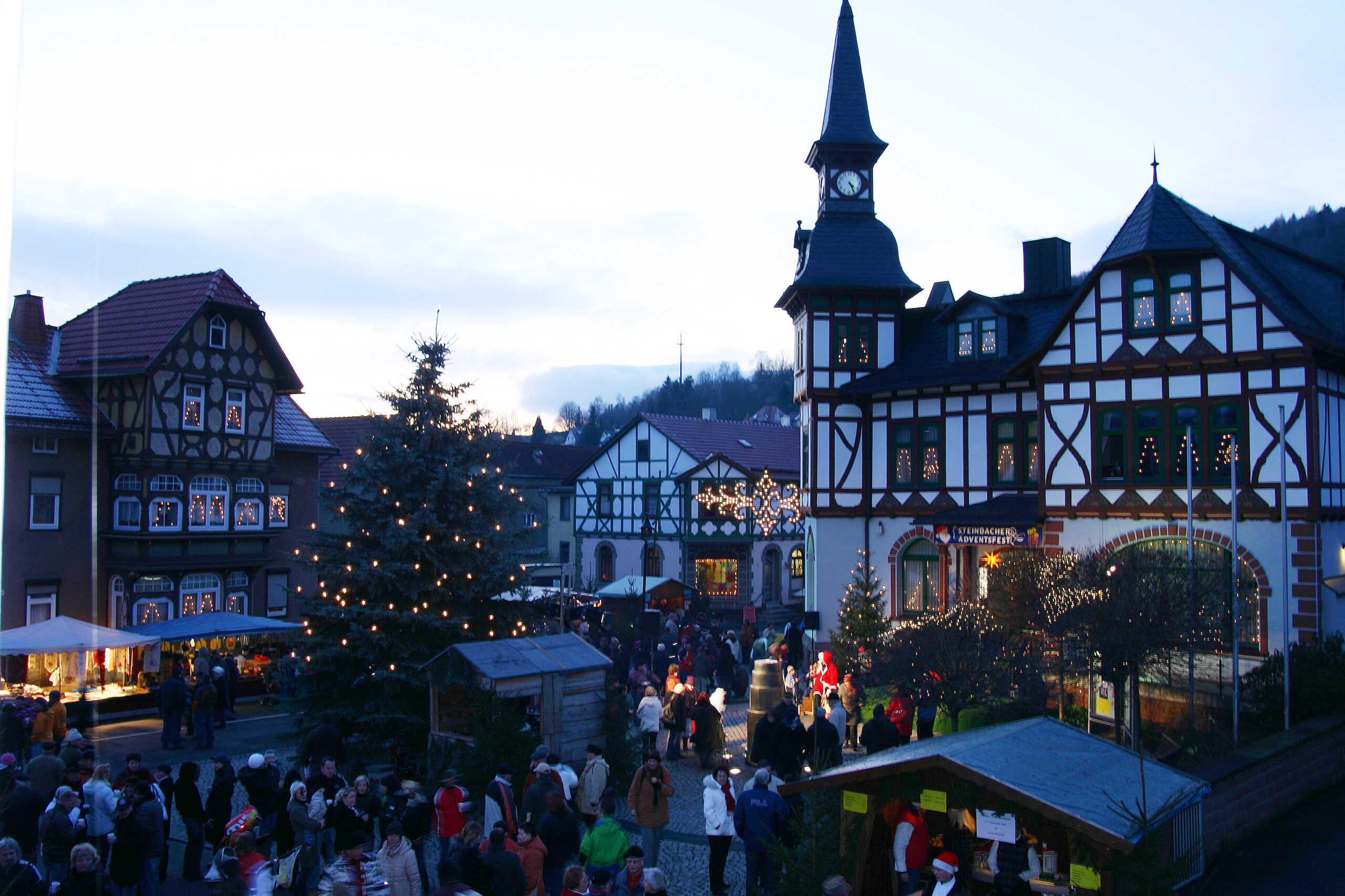 Adventsfest rund um das Rathaus